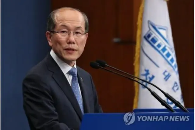 北朝鮮へのビラ散布に対する政府の方針を発表する金有根（キム・ユグン）国家安保室第１次長＝１１日、ソウル（聯合ニュース）