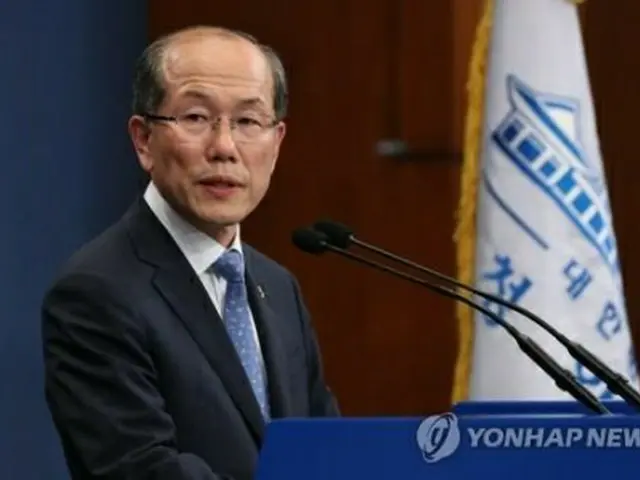 北朝鮮へのビラ散布に対する政府の方針を発表する金有根（キム・ユグン）国家安保室第１次長＝１１日、ソウル（聯合ニュース）