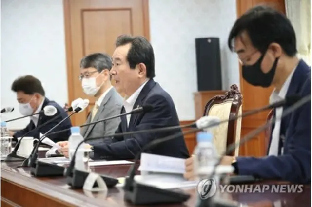 政府ソウル庁舎で専門家らとの懇談会を行う丁首相＝12日、ソウル（聯合ニュース）