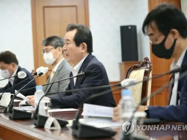 政府ソウル庁舎で専門家らとの懇談会を行う丁首相＝12日、ソウル（聯合ニュース）