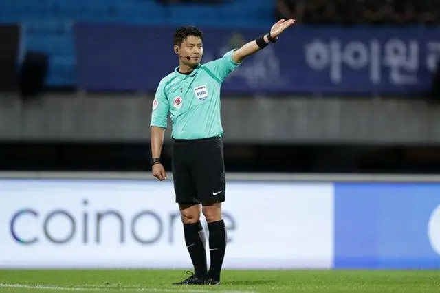 大韓サッカー協会、“Kリーグ200試合出場”キム・ドンジン審判に記念牌贈呈（提供:news1）