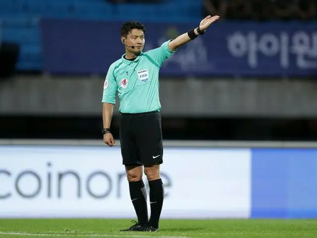 大韓サッカー協会、“Kリーグ200試合出場”キム・ドンジン審判に記念牌贈呈（提供:news1）