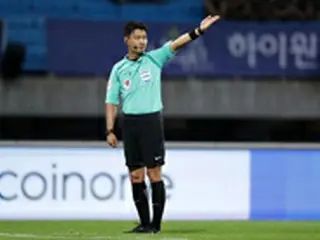 大韓サッカー協会、“Kリーグ200試合出場”キム・ドンジン審判に記念牌贈呈