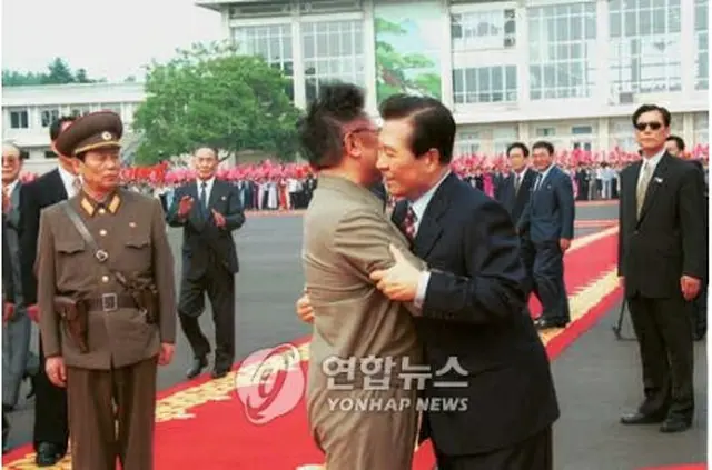 ２０００年６月の首脳会談で抱擁を交わす当時の金大中大統領（右）と金正日総書記（資料写真）＝（聯合ニュース）