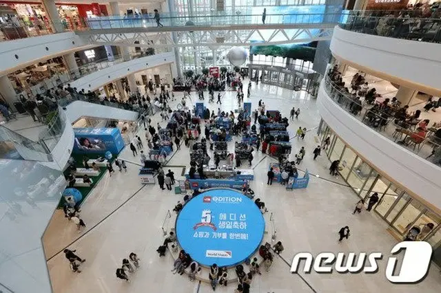暑さにショッピングモールやカフェを訪れる市民たち…コロナ19防疫はどうするのか＝韓国（提供:news1）