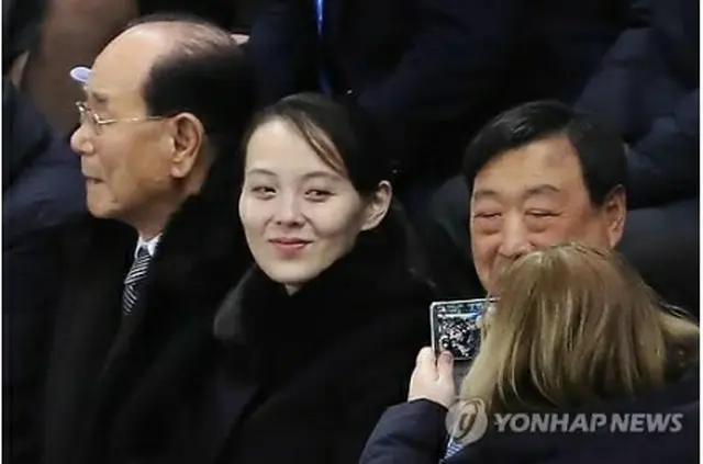 ２０１８年２月の平昌五輪で同五輪の組織委員長らとアイスホッケー女子の南北合同チームを応援した金与正氏（中央）＝（聯合ニュース）