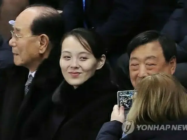２０１８年２月の平昌五輪で同五輪の組織委員長らとアイスホッケー女子の南北合同チームを応援した金与正氏（中央）＝（聯合ニュース）