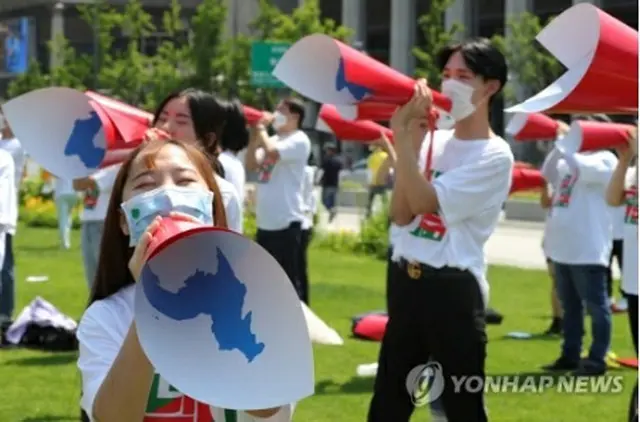 南北共同宣言20周年を控える13日、ソウル市内の米国大使館前で米政府に南北関係への干渉自制を求める人々＝（聯合ニュース）