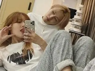 ヒョナ、DAWNに抱かれいたずらな表情…変わらない甘い愛