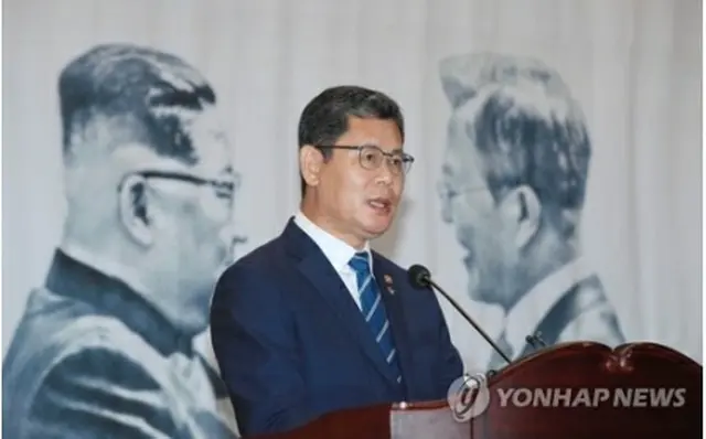 与党が国会議員会館で開いた南北共同宣言20周年記念行事に出席し、あいさつを述べる金統一部長官＝15日、ソウル（聯合ニュース）