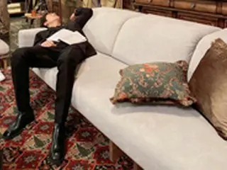 【トピック】俳優イ・ミンホ、撮影現場で休息中の写真公開で脚の長さが尋常でないと話題に