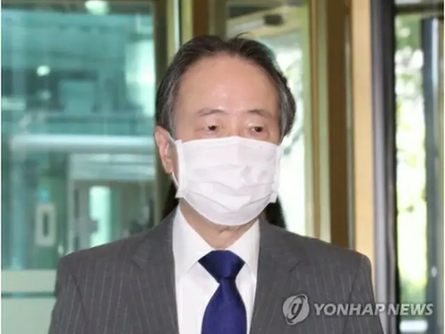 外交部に到着した冨田大使＝１５日、ソウル（聯合ニュース）