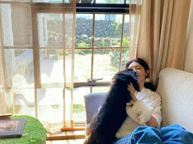 スヨン（少女時代）、交際8年目のチョン・ギョンホの愛犬“ホヨン”との幸せな時間を公開（提供:OSEN）
