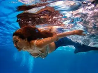 女優イ・ユンミ、人魚姫だった過去を見てダイエット決意…「私のお腹もう一度」