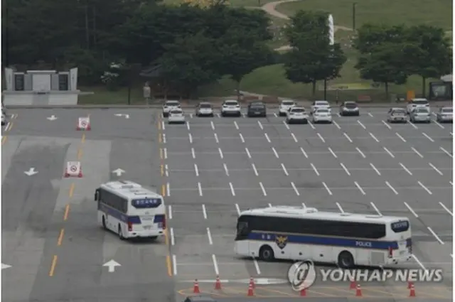 １２日、坡州の臨津閣に集まる警察バス＝（聯合ニュース）