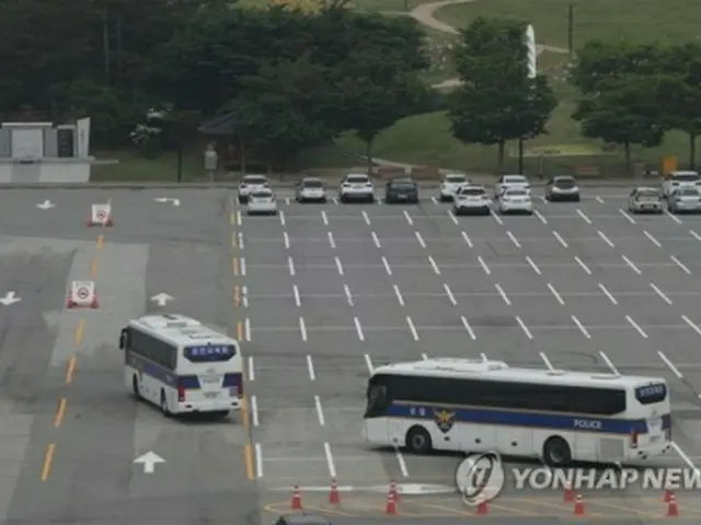 １２日、坡州の臨津閣に集まる警察バス＝（聯合ニュース）