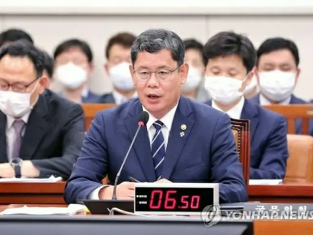 国会外交統一委員会の全体会議で答弁する統一部の金錬鉄長官＝１６日、ソウル（聯合ニュース）