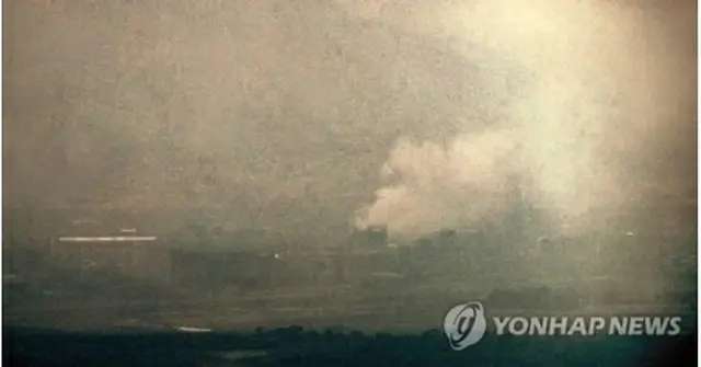 北朝鮮の朝鮮中央通信は１７日、北朝鮮・開城工業団地内にある南北共同連絡事務所の庁舎を１６日午後２時５０分ごろ爆破したと発表した。同事務所は２０１８年４月の南北首脳会談での「板門店宣言」に基づき、同年９月に開所した。爆破前と後の南北共同連絡事務所（朝鮮中央通信のホームページから）＝（聯合ニュース）≪転載・転用禁止≫