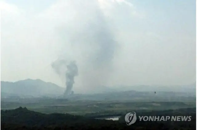 韓国側から見た開城工業団地。黒い煙が上がっている（読者提供）＝（聯合ニュース）≪転載・転用禁止≫