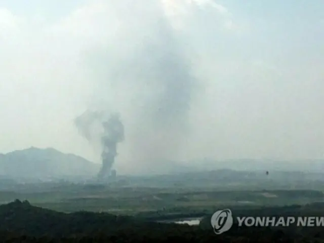 韓国側から見た開城工業団地。黒い煙が上がっている（読者提供）＝（聯合ニュース）≪転載・転用禁止≫