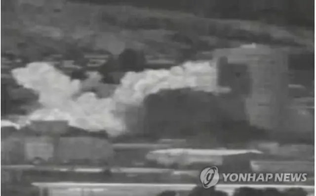 北朝鮮の朝鮮中央通信は１７日、北朝鮮・開城工業団地内にある南北共同連絡事務所の庁舎を１６日午後２時５０分ごろ爆破したと発表した。同事務所は２０１８年４月の南北首脳会談での「板門店宣言」に基づき、同年９月に開所した。爆破前と後の南北共同連絡事務所（朝鮮中央通信のホームページから）＝（聯合ニュース）≪転載・転用禁止≫