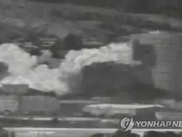 北朝鮮の朝鮮中央通信は１７日、北朝鮮・開城工業団地内にある南北共同連絡事務所の庁舎を１６日午後２時５０分ごろ爆破したと発表した。同事務所は２０１８年４月の南北首脳会談での「板門店宣言」に基づき、同年９月に開所した。爆破前と後の南北共同連絡事務所（朝鮮中央通信のホームページから）＝（聯合ニュース）≪転載・転用禁止≫