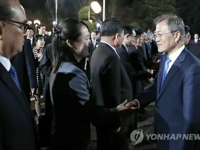 ２０１８年４月に板門店で南北首脳会談が開かれた際、文大統領（右）とあいさつを交わした金与正氏＝（聯合ニュース）