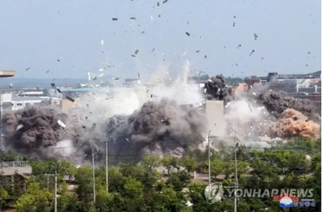 北朝鮮が報じた南北共同連絡事務所の爆破写真＝（朝鮮中央通信＝聯合ニュース）≪転載・転用禁止≫