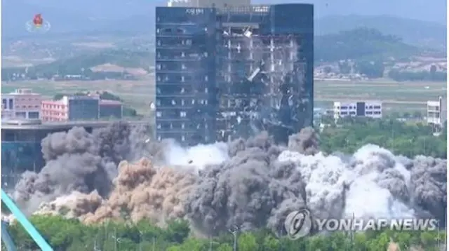 南北共同連絡事務所の爆破写真＝（朝鮮中央テレビ＝聯合ニュース）≪転載・転用禁止≫