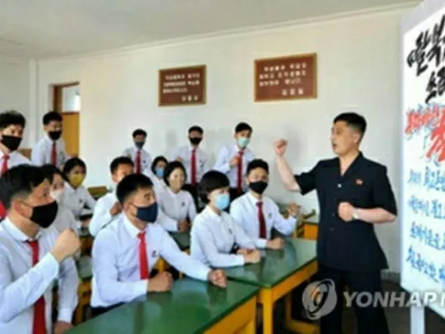 北朝鮮の労働新聞は、韓国の北朝鮮脱出住民（脱北者）団体が北朝鮮体制批判のビラを飛ばしていることに北朝鮮住民が反発する様子を連日記事にしている。脱北者を批判する師範大学の学生たち（同紙ホームページから）＝（聯合ニュース）≪転載・転用禁止≫