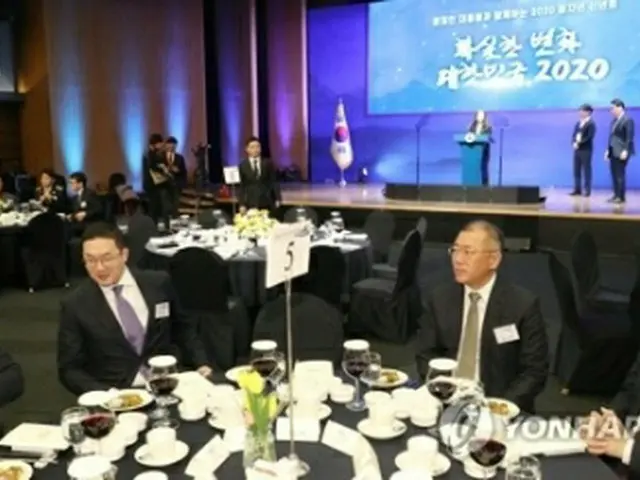 1月に開かれた大韓商工会議所の新年会に出席した4大財閥のトップ。右からサムスンの李在鎔副会長、現代の鄭義宣総括首席副会長、LGの具光謨会長、SKの崔泰源会長＝（聯合ニュース）