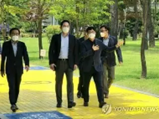 サムスントップが半導体研究所を訪問　「危機状況」強調
