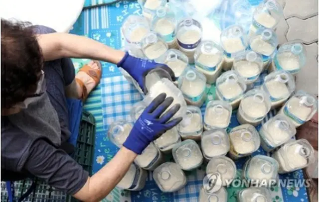 脱北者団体「クンセム」は２１日にコメを入れたペットボトルを海に流し、北朝鮮に送る予定だった＝（聯合ニュース）