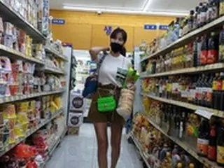 女優コ・ソヨン、マートで誇る美脚…優雅な買い物風景