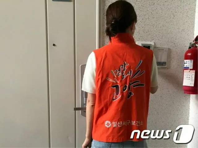 韓国で保健所関係者が、新型コロナ自宅隔離者への点検をしている（提供:news1）