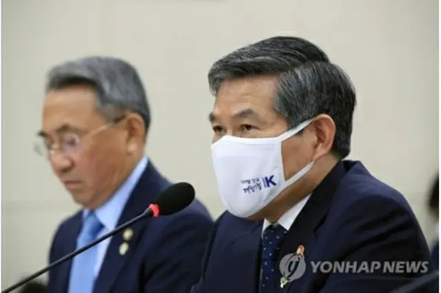 国会国防委員会の全体会議に出席した鄭長官（右）＝22日、ソウル（聯合ニュース）