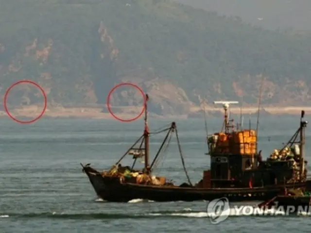 韓国側から見た北朝鮮・ケモリ地域の砲門＝２２日、延坪島（聯合ニュース）