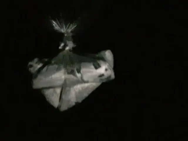 ビラなどをくくりつけて飛ばされた風船（自由北韓運動連合提供）＝（聯合ニュース）≪転載・転用禁止≫