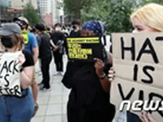 英プレミアリーグに「白人の命も大切」横断幕が上空に登場し物議、「入場禁止」措置へ