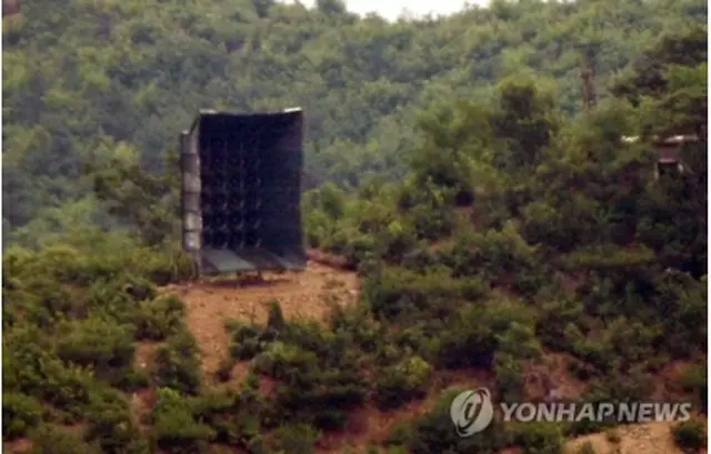 南北軍事境界線に近い韓国・仁川市江華郡から見た23日午前の北朝鮮側の様子。北朝鮮が最前線地域に宣伝放送用の拡声器を再設置したことが確認できる＝23日、仁川（聯合ニュース）