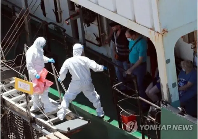 新型コロナウイルスの感染が確認されたロシア船の船員らが病院に搬送されている＝23日、釜山（聯合ニュース）