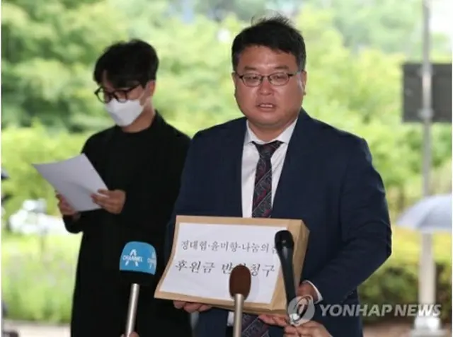 報道陣の質問に答える原告代理人の金基允弁護士＝２４日、ソウル（聯合ニュース）