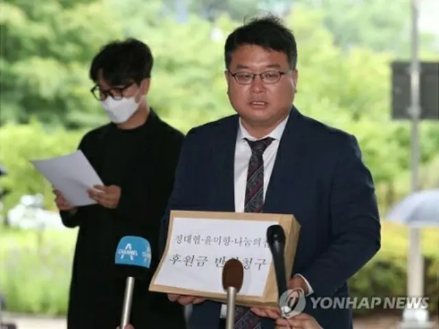 報道陣の質問に答える原告代理人の金基允弁護士＝２４日、ソウル（聯合ニュース）