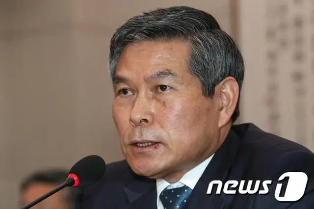 チョン・ギョンドゥ韓国国防部長官が24日午前、国会で開かれた法制司法委員会全体会議で、議員たちと質疑応答をしている（提供:news1）