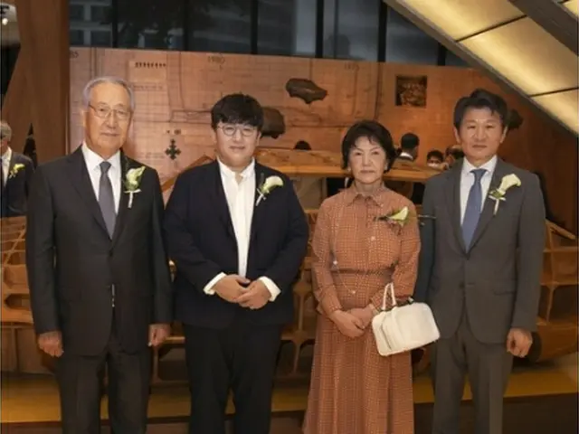 房時赫議長（左から2人目、ポニー鄭財団提供）＝（聯合ニュース）≪転載・転用禁止≫