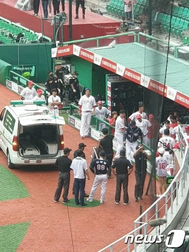 ヨム・ギョンヨプ監督、試合中にダックアウトで倒れて病院に搬送＝韓国KBOリーグ（提供:news1）