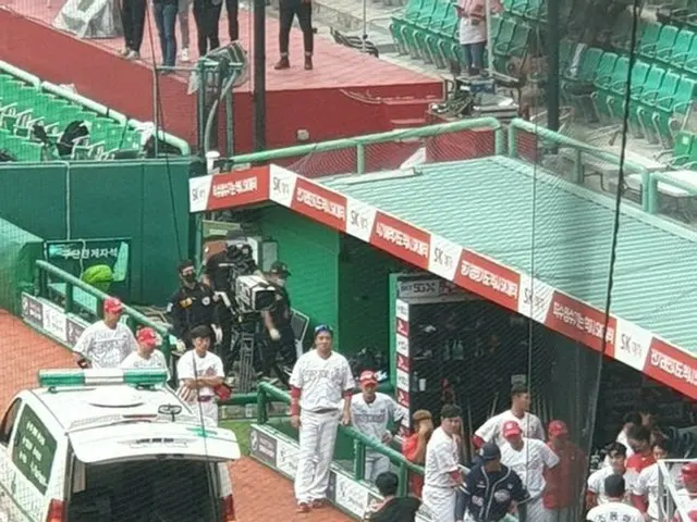 ヨム・ギョンヨプ監督、試合中にダックアウトで倒れて病院に搬送＝韓国KBOリーグ（提供:news1）