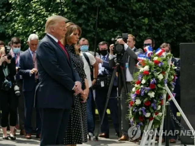 黙とうをささげるトランプ大統領夫妻＝（AFP＝聯合ニュース）