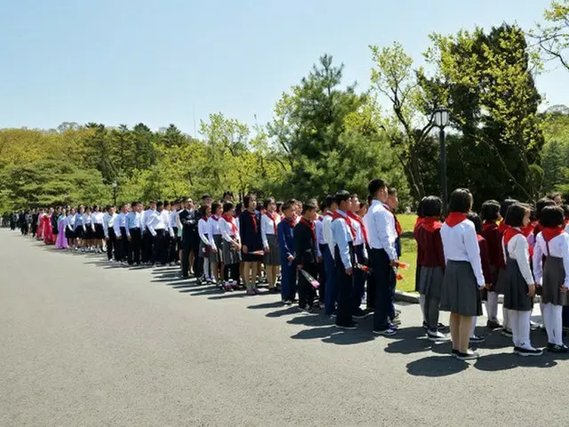 北朝鮮の学生たちが並んでいる様子（画像提供:wowkorea.jp）
