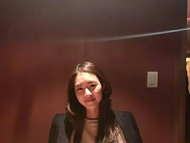 女優イ・ヨニ、インスタ更新…「昨夜の思い出の場所」とワインを傾け新妻の美しさを発散（提供:OSEN）